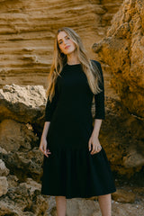 Robe noire à bas volanté