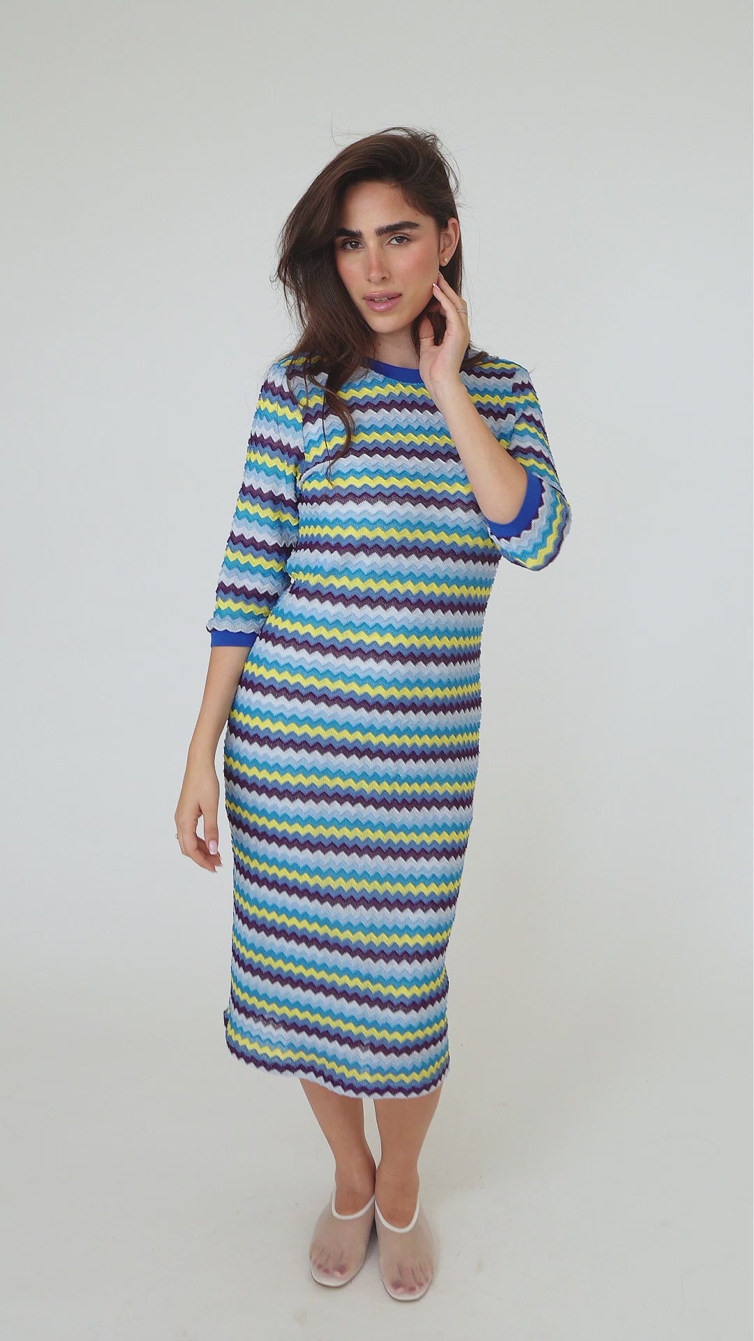 Vestido básico suelto con cheurón real